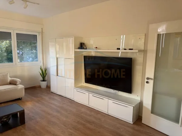 Tirane, jepet me qera apartament 2+1 Kati 4, 110 m² 900 € (Komuna e Parisit)