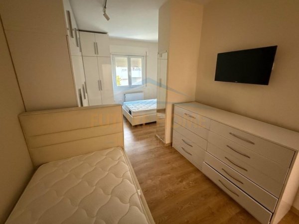 Tirane, jepet me qera apartament 2+1 Kati 4, 110 m² 900 € (Komuna e Parisit)