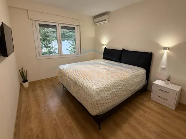 Tirane, jepet me qera apartament 2+1 Kati 4, 110 m² 900 € (Komuna e Parisit)