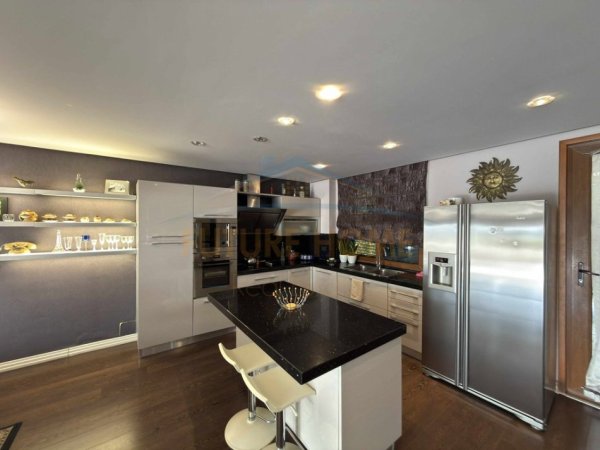 Tirane, jepet me qera Vile 3 Katshe , 307 m² 3.500 € (Kodra e Diellit)