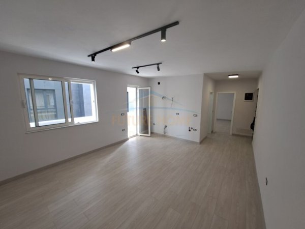 Tirane, jepet me qera apartament 1+1+Ballkon Kati 4, 50 m² 700 € (Piramida)