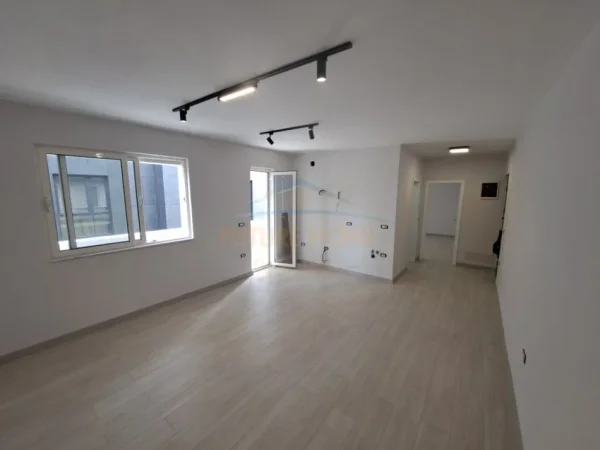 Tirane, jepet me qera apartament 1+1+Ballkon Kati 4, 50 m² 700 € (Piramida)
