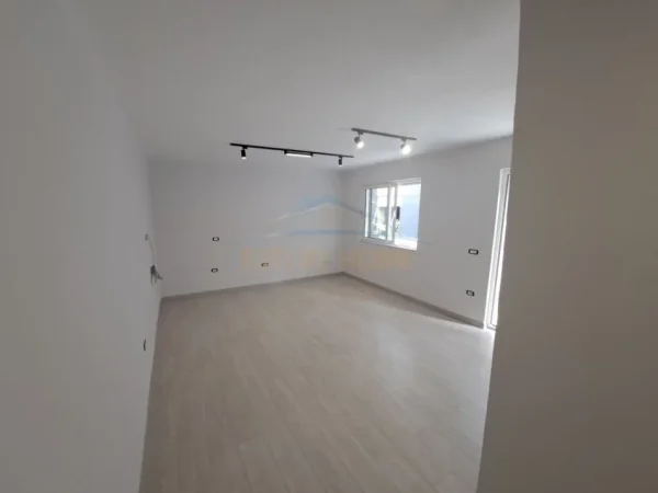 Tirane, jepet me qera apartament 1+1+Ballkon Kati 4, 50 m² 700 € (Piramida)