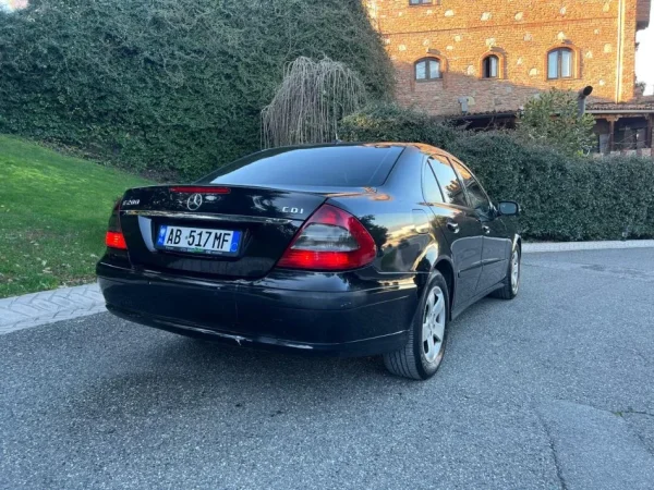 Tirane, shitet makine Mercedes Nafte, e zeze automatik Kondicioner 80.000 km 5.500 €