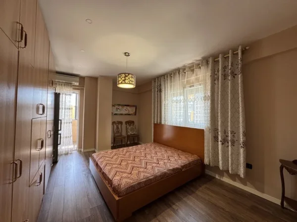 Tirane, jepet me qera apartament 2+1+Ballkon Kati 4, 120 m² 650 € (Rruga "Dritan Hoxha")