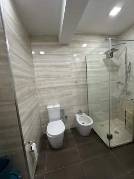 Tirane, jepet me qera apartament 2+1+Ballkon Kati 4, 120 m² 650 € (Rruga "Dritan Hoxha")