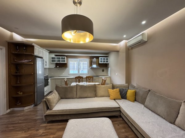 Tirane, jepet me qera apartament 2+1+Ballkon Kati 4, 120 m² 650 € (Rruga &quot;Dritan Hoxha&quot;)