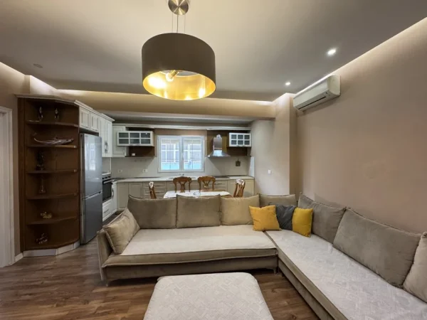 Tirane, jepet me qera apartament 2+1+Ballkon Kati 4, 120 m² 650 € (Rruga "Dritan Hoxha")