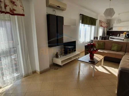 Tirane, jepet me qera apartament 2+1+Ballkon Kati 4, 110 m² 550 € (ali demi)