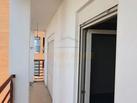 Tirane, jepet me qera apartament 2+1+Ballkon Kati 4, 110 m² 550 € (ali demi)
