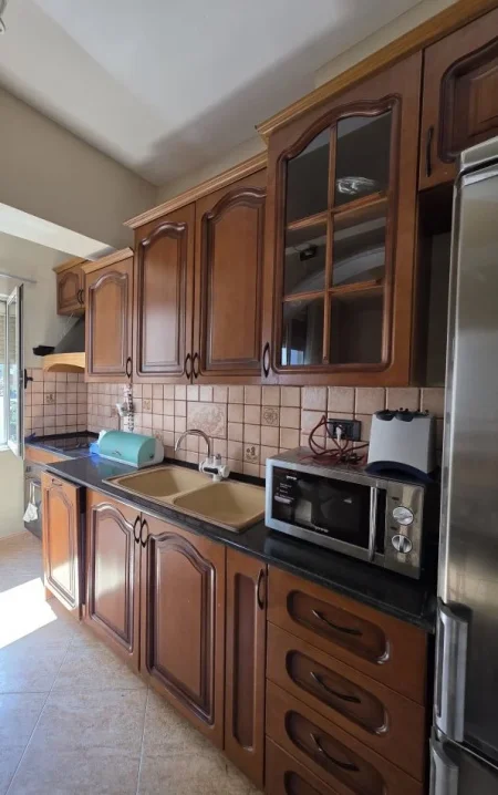 Tirane, jepet me qera apartament 2+1+Ballkon Kati 3, 85 m² 600 € (rruga e Elbasanit)