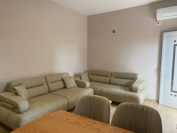 Tirane, jepet me qera apartament 1+1+Ballkon Kati 1, 54 m² 350 € (rruga Petro Morko Yzberish Tirane)
