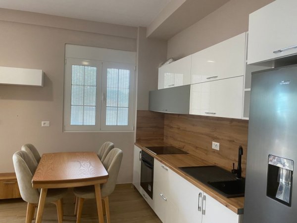 Tirane, jepet me qera apartament 1+1+Ballkon Kati 1, 54 m² 350 € (rruga Petro Morko Yzberish Tirane)