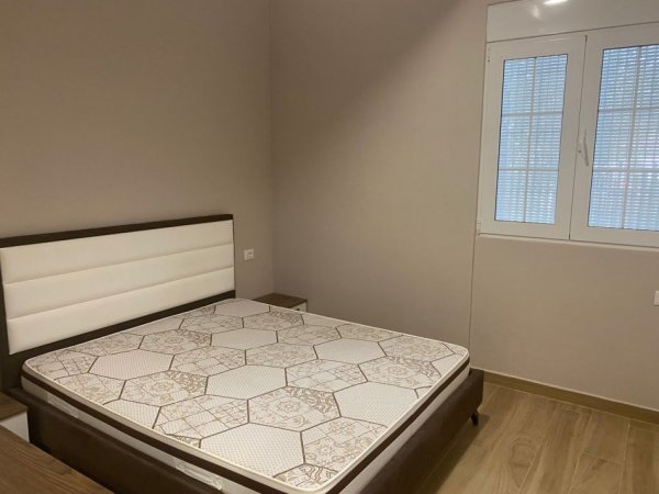 Tirane, jepet me qera apartament 1+1+Ballkon Kati 1, 54 m² 350 € (rruga Petro Morko Yzberish Tirane)