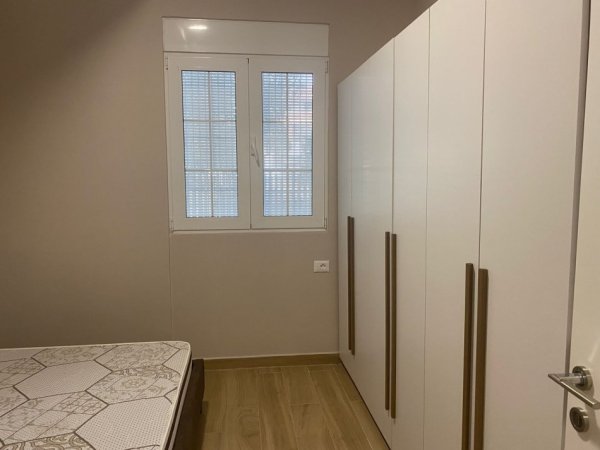 Tirane, jepet me qera apartament 1+1+Ballkon Kati 1, 54 m² 350 € (rruga Petro Morko Yzberish Tirane)