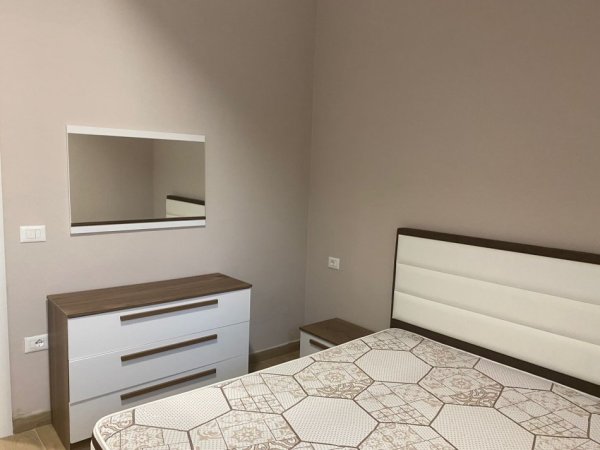 Tirane, jepet me qera apartament 1+1+Ballkon Kati 1, 54 m² 350 € (rruga Petro Morko Yzberish Tirane)