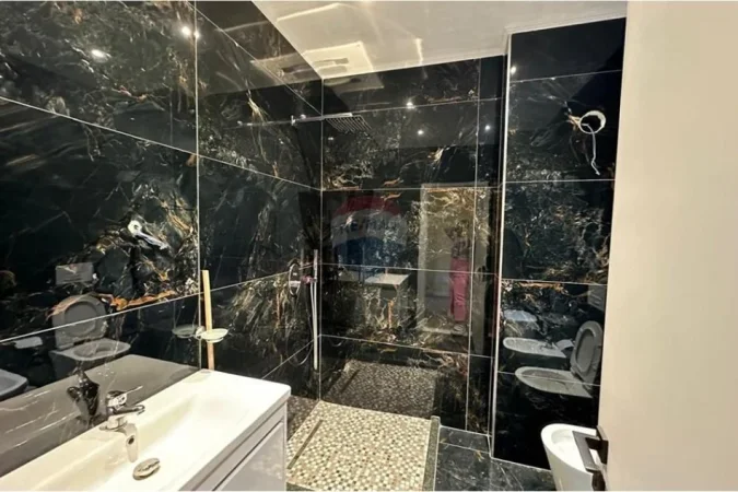 Tirane, jepet me qera apartament 2+1+Aneks+Ballkon Kati 4, 143 m² 800 € (Liqeni i Farkes)