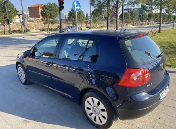 Elbasan, shes makine Golf 5 Nafte, blu e errët manuale Kondicioner 253 km 3.000 €