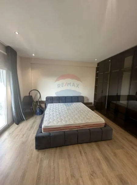 Tirane, jepet me qera apartament 3+1+Aneks+Ballkon Kati 3, 151 m² 900 € (Liqeni i Farkes)