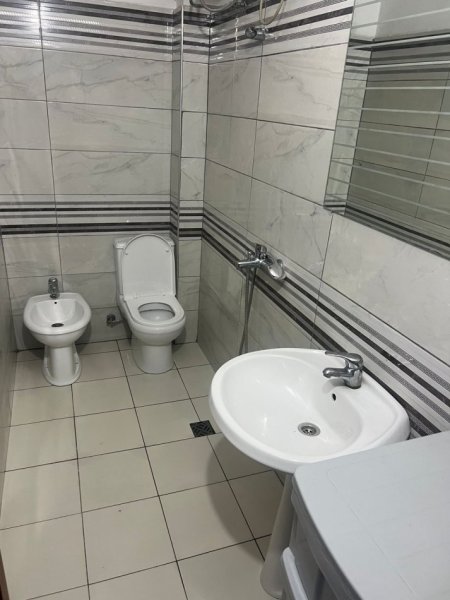 Tirane, jepet me qera apartament 2+1 Kati 4, 70 m² 360 € (Rruga besa)