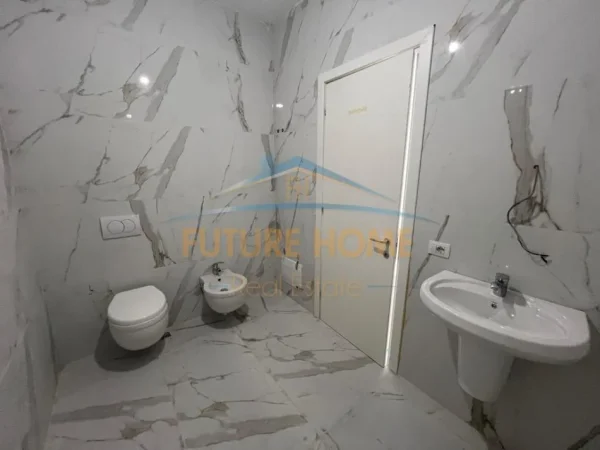 Tirane, shitet apartament 2+1+Ballkon Kati 10, 110 m² 275.000 € (Rruga e Barrikadave)