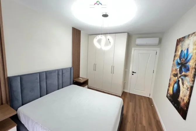 Tirane, jepet me qera apartament 2+1+Ballkon Kati 3, 95 m² 900 €