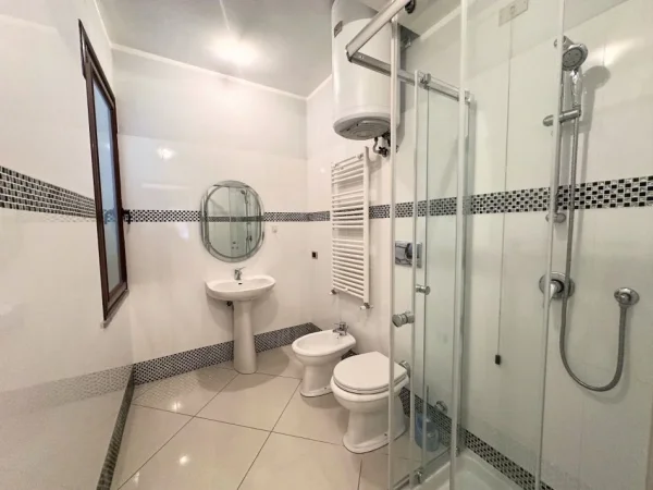 Tirane, jepet me qera apartament 1+1 Kati 3, 80 m² 450 € (Prane BKT ne Kinostudio)