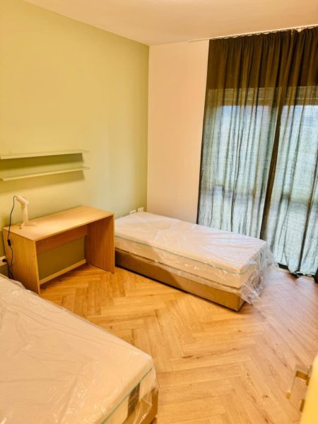 Tirane, jepet me qera apartament 2+1+Ballkon Kati 4, 95 m² (shkolla e kuqe)