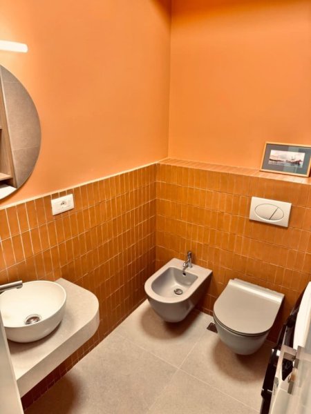 Tirane, jepet me qera apartament 2+1+Ballkon Kati 4, 95 m² (shkolla e kuqe)
