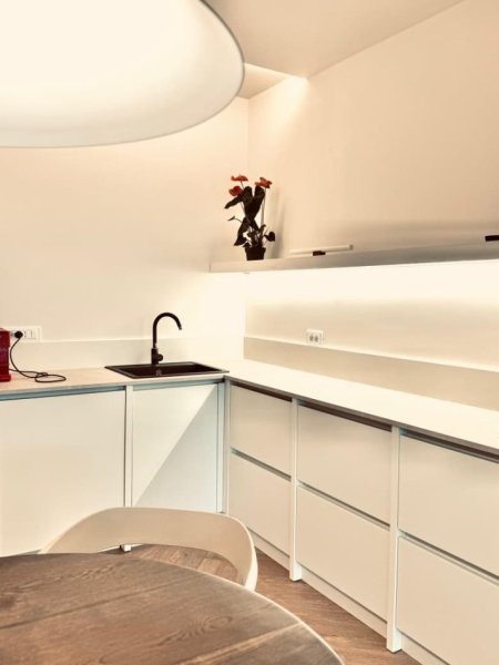 Tirane, jepet me qera apartament 2+1+Ballkon Kati 4, 95 m² (shkolla e kuqe)