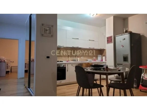 Tirane, jepet me qera apartament 1+1 Kati 3, 73 m² 500 € (Kopshtit Botanik, rruga Xhon Kenedi)