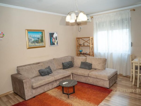 Tirane, jepet me qera apartament 1+1 Kati 3, 59 m² 525 € (Rr. Irfan Tomini)