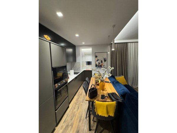Tirane, jepet me qera apartament 2+1 Kati 1, 81 m² 850 € (Brryli)