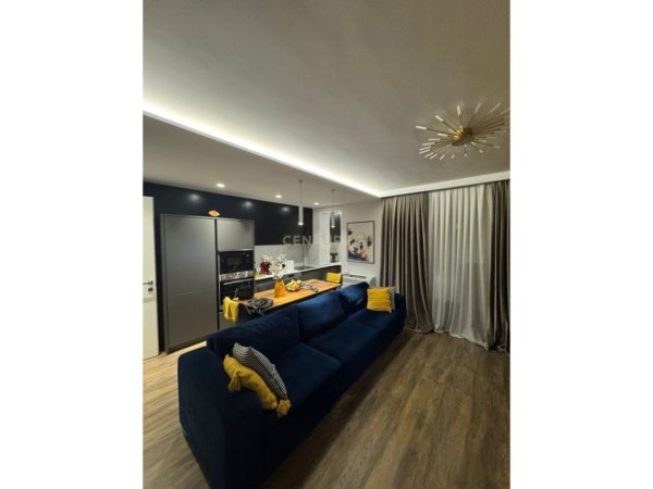 Tirane, jepet me qera apartament 2+1 Kati 1, 81 m² 850 € (Brryli)