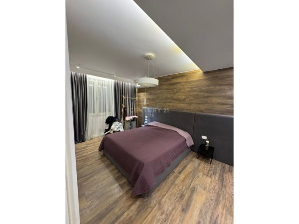 Tirane, jepet me qera apartament 2+1 Kati 1, 81 m² 850 € (Brryli)