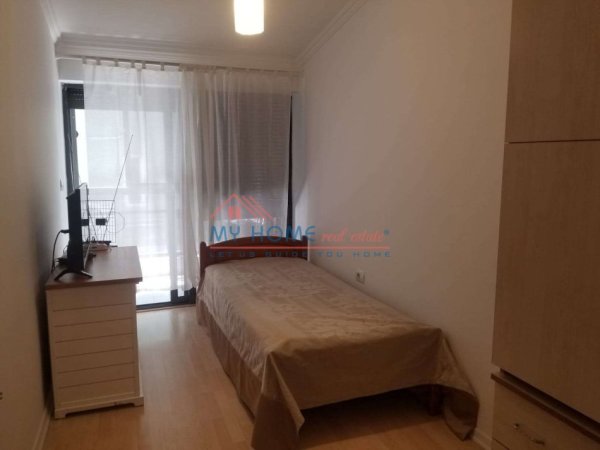 Tirane, jepet me qera apartament 2+1+Ballkon Kati 3, 112 m² 800 € (Blloku)