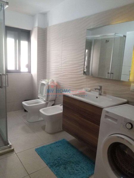 Tirane, jepet me qera apartament 2+1+Ballkon Kati 3, 112 m² 800 € (Blloku)