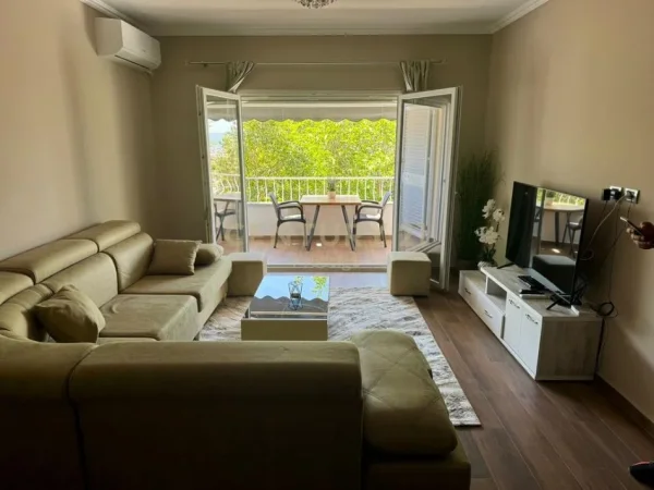 Tirane, jepet me qera apartament 2+1 Kati 2, 145 m² 500 € (VILAT ARABE NE LINZE)