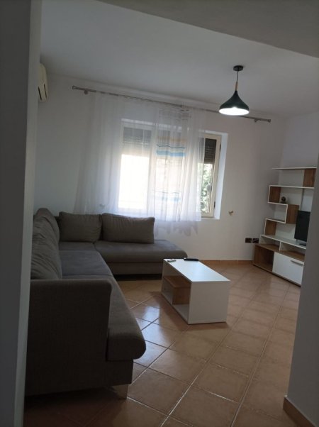 Tirane, jepet me qera apartament 2+1+Ballkon Kati 3, 85 m² 500 € (Stacioni Trenit)