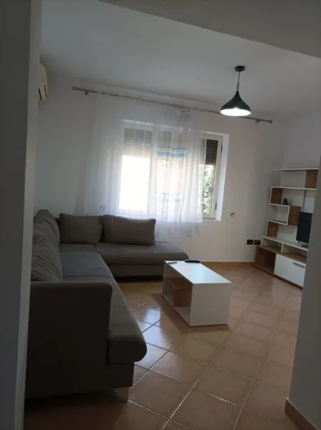 Tirane, jepet me qera apartament 2+1+Ballkon Kati 3, 85 m² 500 € (Stacioni Trenit)