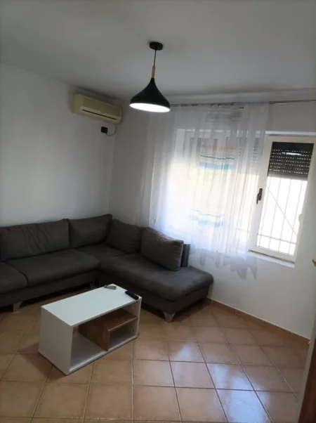 Tirane, jepet me qera apartament 2+1+Ballkon Kati 3, 85 m² 500 € (Stacioni Trenit)