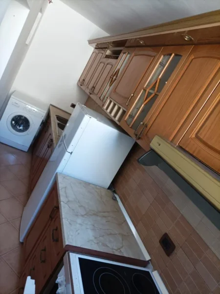 Tirane, jepet me qera apartament 2+1+Ballkon Kati 3, 85 m² 500 € (Stacioni Trenit)