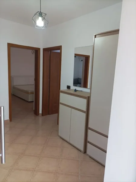 Tirane, jepet me qera apartament 2+1+Ballkon Kati 3, 85 m² 500 € (Stacioni Trenit)