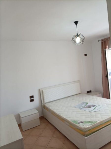 Tirane, jepet me qera apartament 2+1+Ballkon Kati 3, 85 m² 500 € (Stacioni Trenit)