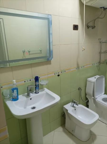 Tirane, jepet me qera apartament 2+1+Ballkon Kati 3, 85 m² 500 € (Stacioni Trenit)