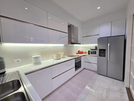 Tirane, shitet apartament 3+1 Kati 8, 201 m² 750.000 € (Rruga e Kavajes)
