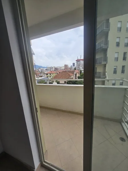 Tirane, jepet me qera apartament 3+1+Ballkon Kati 3, 145 m² 700 € (RRUGA JORDAN MISJA, TEK SUPERMARKET VIVA)