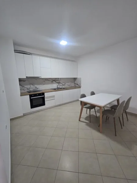 Tirane, jepet me qera apartament 3+1+Ballkon Kati 3, 145 m² 700 € (RRUGA JORDAN MISJA, TEK SUPERMARKET VIVA)