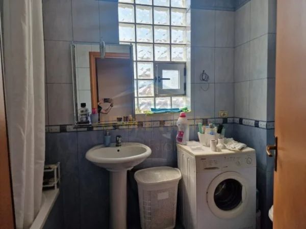 Tirane, shitet apartament 2+1+Ballkon Kati 4, 115 m² 220.000 € (prane shkolles 4 Deshmoret, Tirane)