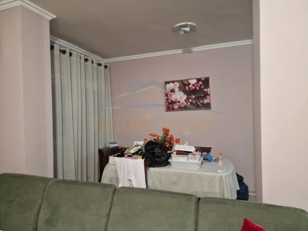 Tirane, shitet apartament 2+1+Ballkon Kati 4, 115 m² 220.000 € (prane shkolles 4 Deshmoret, Tirane)